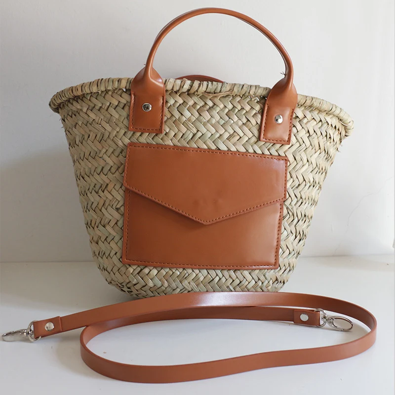 Bolsa de palha diagonal feminina, ideal para usar na mão. Leve, elegante e perfeita para praia, compras ou passeios ensolarados. — foto 4
