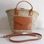 Bolsa de palha diagonal feminina, ideal para usar na mão. Leve, elegante e perfeita para praia, compras ou passeios ensolarados. — foto 4