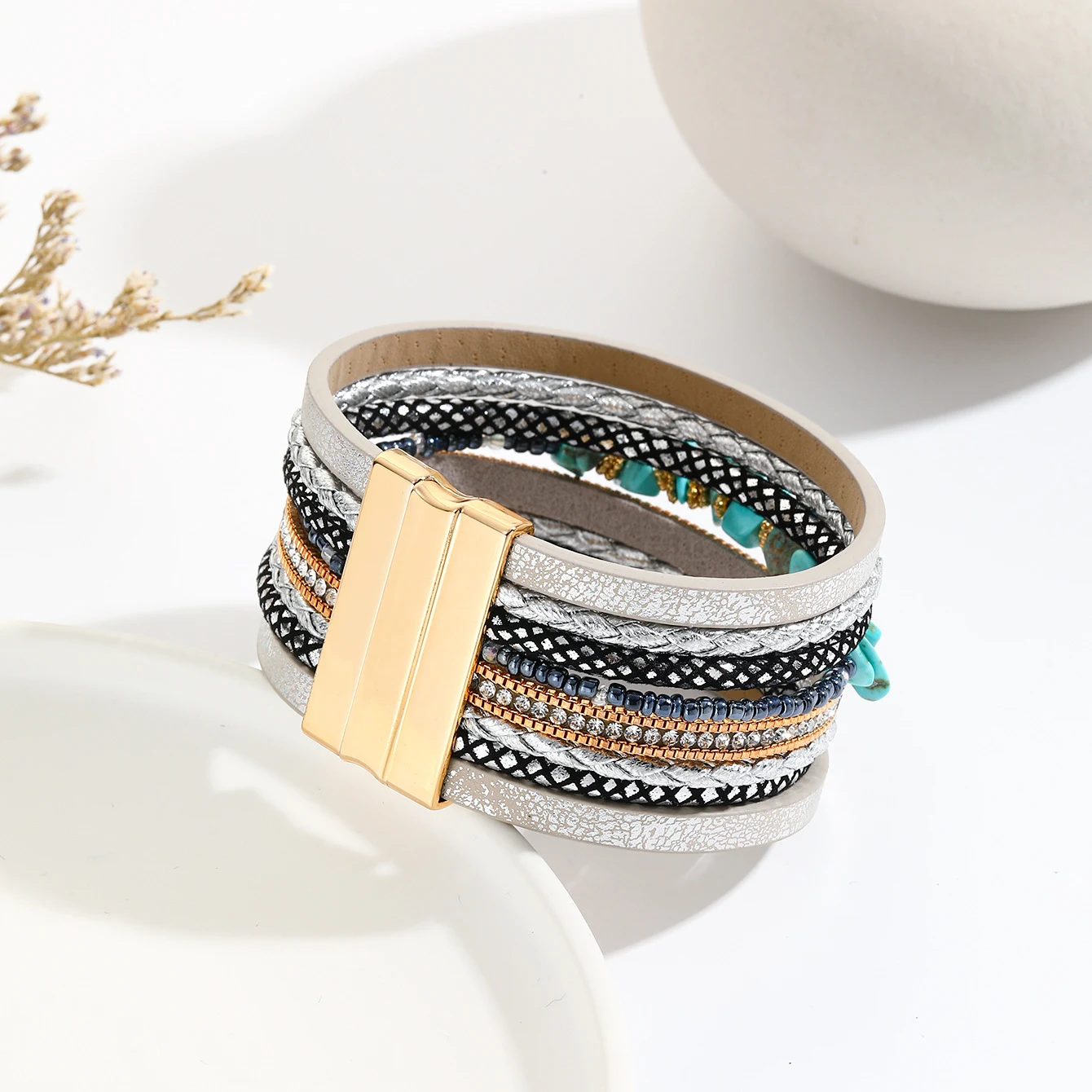 Pulseira larga de couro com design turquesa irregular e strass criativos, um acessório elegante e cheio de personalidade. — foto 12