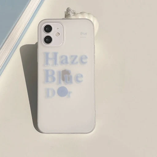 Title 3, Capinha de telefone com letras manchadas de sil...