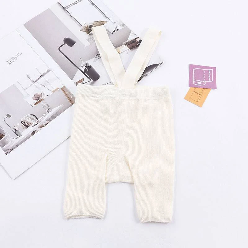Pantaloncini neonato a vita alta con bretelle skinny e bavaglino. Comfort, stile e libertà di movimento per il tuo bambino. — foto 1