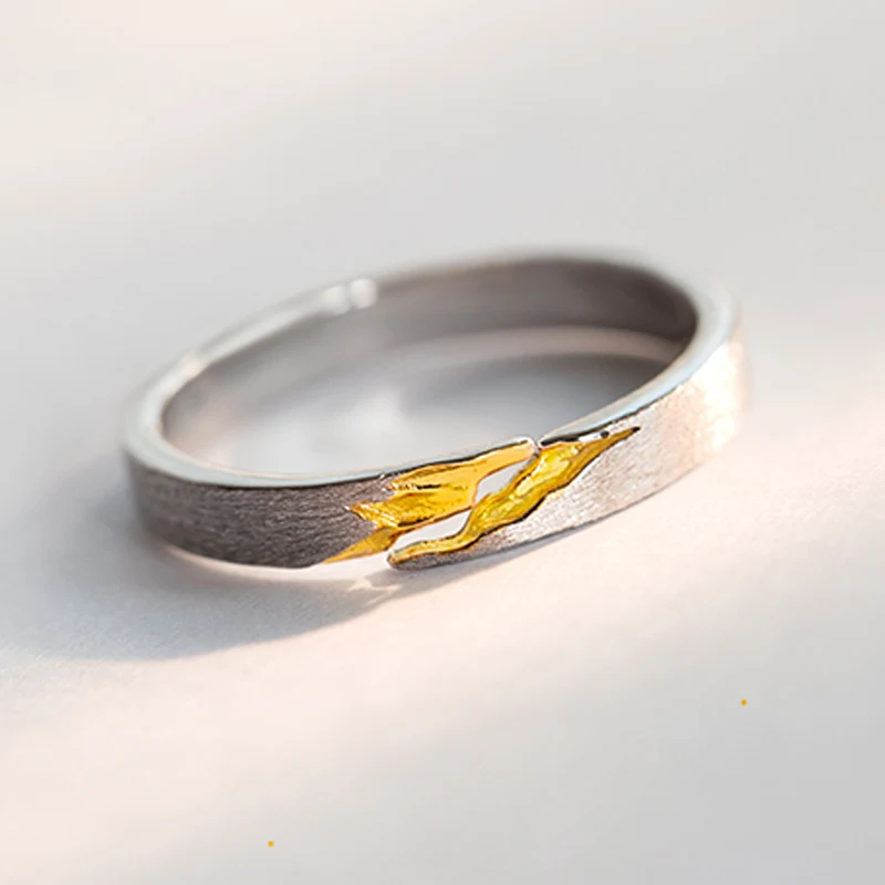 Anel de personalidade simples em prata de lei. Uma joia elegante e discreta, perfeita para adicionar um toque de individualidade ao seu visual. — foto 4