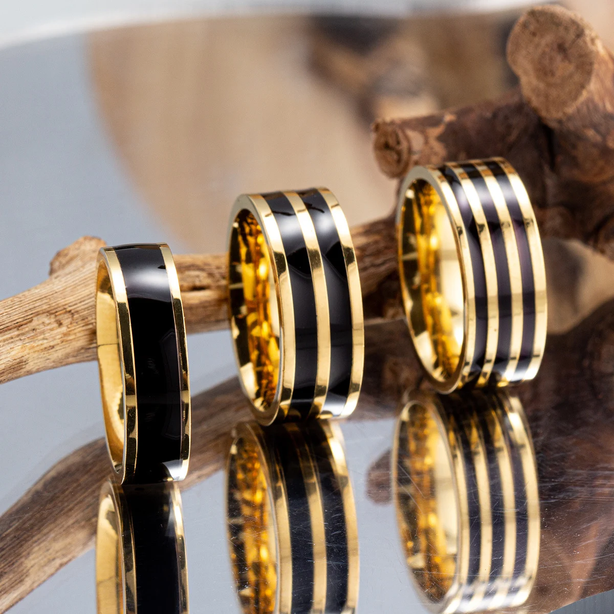 Paar damesringen van titanium staal, verguld, kleurvast. Duurzame en elegante ringen voor een langdurige relatie. — foto 9
