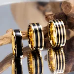 Paar damesringen van titanium staal, verguld, kleurvast. Duurzame en elegante ringen voor een langdurige relatie. — foto 9