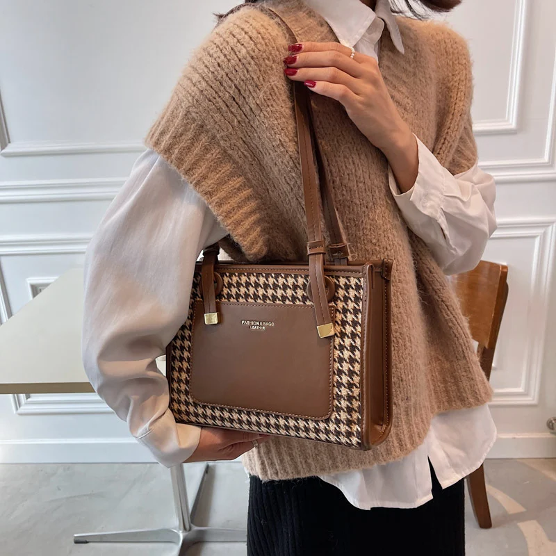 Bolsa feminina xadrez de grande capacidade para trabalho e dia a dia. Elegância e espaço para suas necessidades diárias. — foto 12