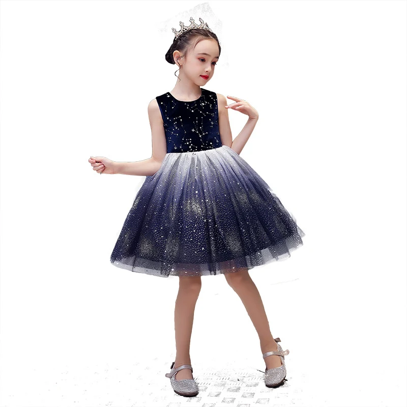 Mädchen Sommerkleid aus Sternenhimmel-Garn, perfekt für warme Tage, leicht und luftig, ein bezauberndes Kleidungsstück. — foto 1