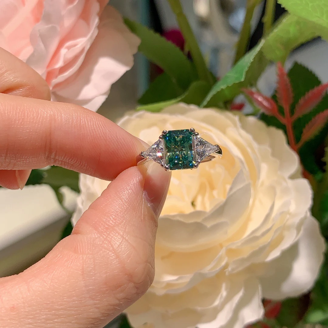 Anel de moissanita triangular azul verde com banho de prata e ouro 18K, adicione elegância e sofisticação ao seu visual. — foto 6