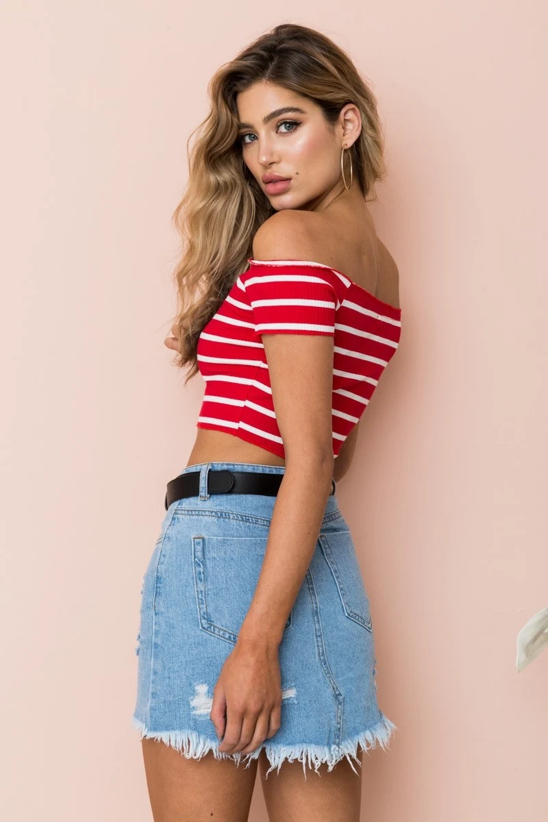T-shirt a maniche corte a righe con spalle scoperte, perfetto per un look fresco e alla moda. Ideale per l'estate, comodo e versatile per ogni occasione. — foto 3