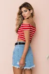 T-shirt a maniche corte a righe con spalle scoperte, perfetto per un look fresco e alla moda. Ideale per l'estate, comodo e versatile per ogni occasione. — foto 3