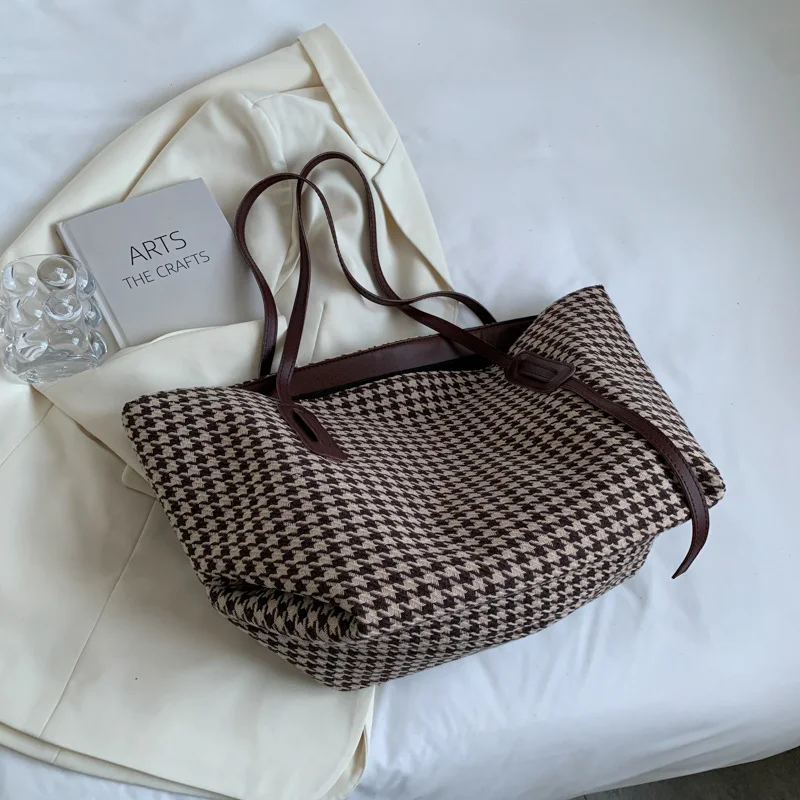 Bolsa grande casual feminina de um ombro, moda e tendência, ideal para looks estilosos e práticos, com espaço para tudo o que você precisa. — foto 2