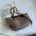 Bolsa grande casual feminina de um ombro, moda e tendência, ideal para looks estilosos e práticos, com espaço para tudo o que você precisa. — foto 2