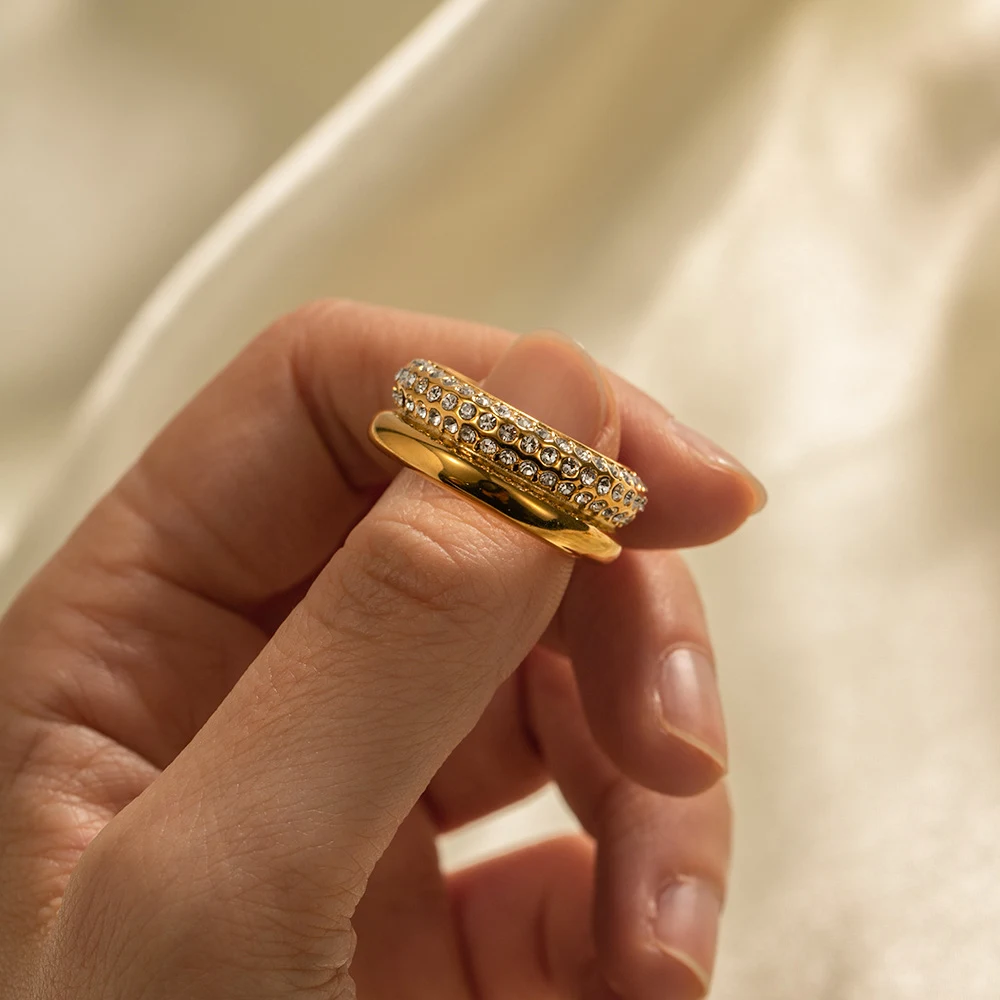 Anillo de diamantes de acero inoxidable chapado en oro de 18 quilates. Elegancia y brillo para cualquier ocasión. El regalo perfecto. — foto 3