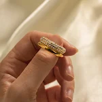 Anillo de diamantes de acero inoxidable chapado en oro de 18 quilates. Elegancia y brillo para cualquier ocasión. El regalo perfecto. — foto 3