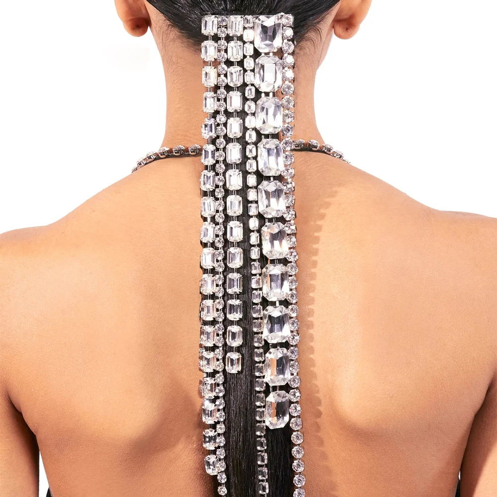 Tiara com pingentes de strass e corrente de cabelo para rabo de cavalo exagerado. Destaque seus penteados com brilho e elegância — foto 5