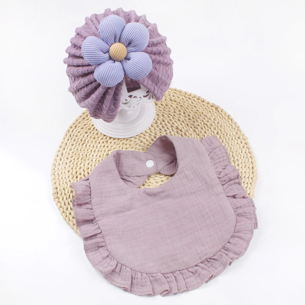Conjunto de chapéu e babador para recém-nascido, algodão orgânico macio. Babadores de musselina com babados e acessórios de babar. — foto 4