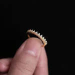 Anel Coroa Banhado a Ouro em Prata 925 — Jóia Feminina Elegante — Presente Ideal — Sofisticação e Charme no Seu Dedo. — foto 4