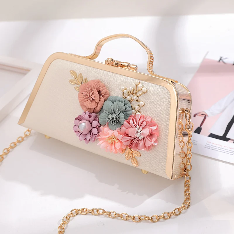 Bolsa pequena com corrente de flores, ideal para carregar o essencial com estilo. Perfeita para eventos e uso diário. Elegância floral. — foto 7