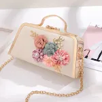Bolsa pequena com corrente de flores, ideal para carregar o essencial com estilo. Perfeita para eventos e uso diário. Elegância floral. — foto 7