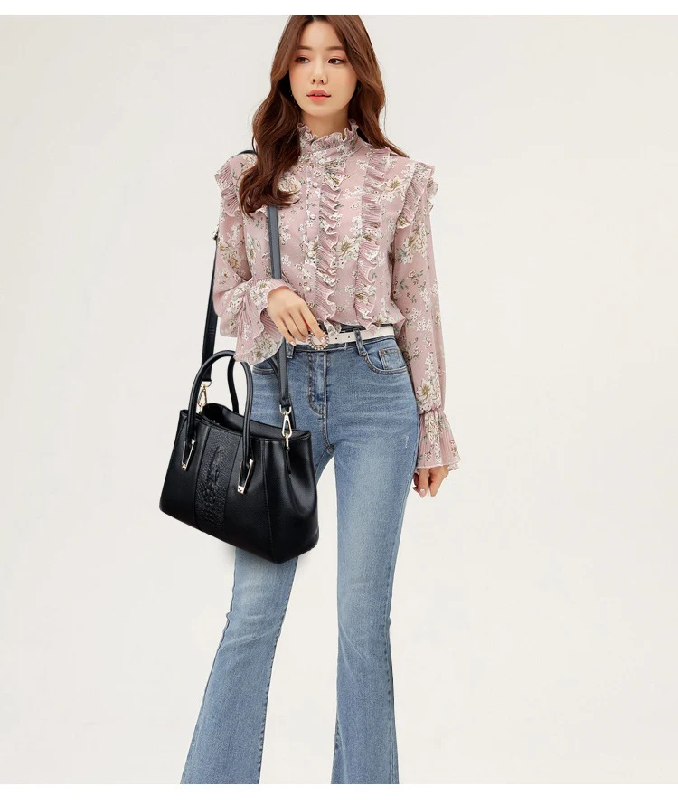 Bolsa de mão feminina de couro de crocodilo macio. Elegância atemporal e sofisticação para carregar seus itens essenciais com estilo e conforto, ideal para qualquer evento. — foto 1