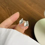 Anel de prata esterlina simples e avançado. Design elegante para uso diário e ocasiões especiais, um acessório atemporal. — foto 5