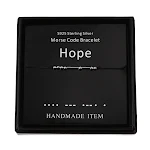Pulseira de casal com letras e números de senha em musgo, personalizada, um presente memorável para celebrar o amor e a conexão única. — foto 3