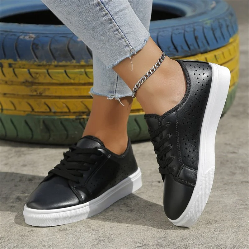 Sapatos baixos vazados com tiras, ideais para o verão. Conforto, estilo e frescor em cada passo, perfeitos para um visual leve e arejado. — foto 18