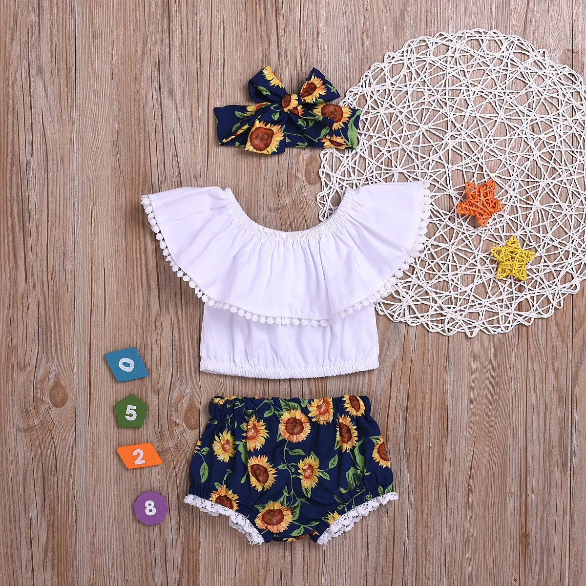Conjunto 3 peças bebê shorts florais, gola com babados e faixa de cabeça. Look fofo e confortável para sua pequena. Perfeito para o verão. — foto 21