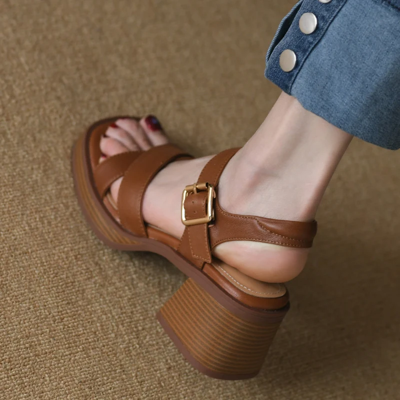 Sandali donna con cinturino incrociato, tacco medio, plateau estivo, punta aperta, tacco spesso, scarpe romane per un look estivo alla moda. — foto 10