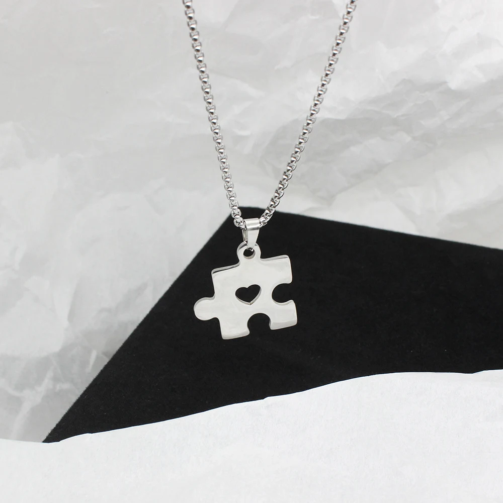 Colar de Amor com Quebra-Cabeça Geométrico para Casais, Design Simples e Fashion, Presente Ideal para Celebrar o Amor e a União. — foto 5