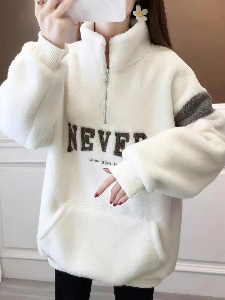 Suéter feminino com letras acolchoadas de veludo engrossado de inverno — foto 7