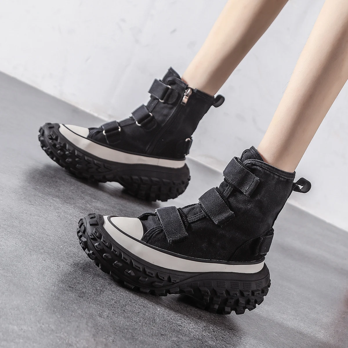 Title 7, Botas Martin Velcro Durian Finas com Sola Gross...