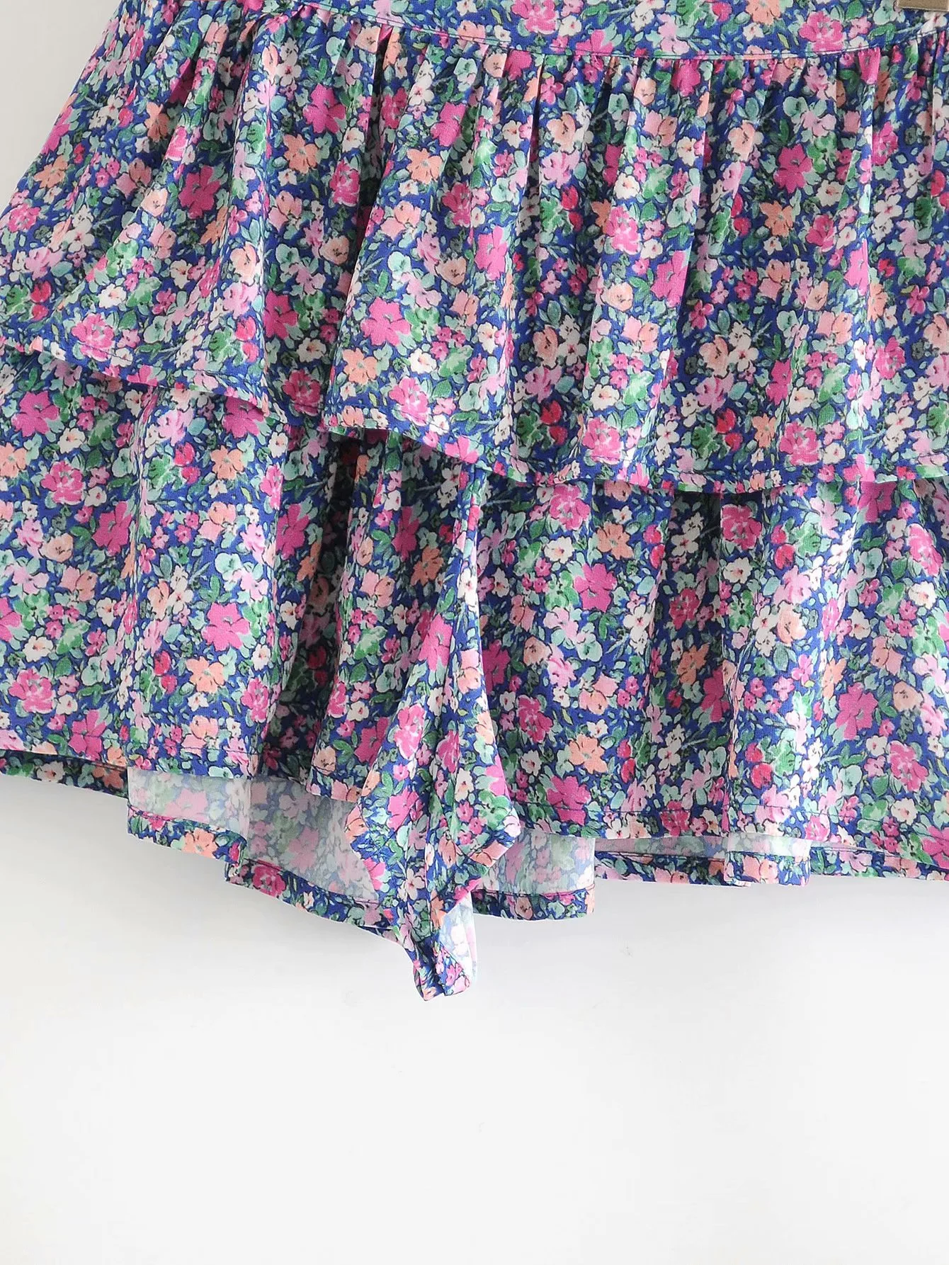 Falda estampada en capas para mujer, ideal para un look elegante y cómodo. Perfecta para diversas ocasiones, diseño versátil y moderno. — foto 1