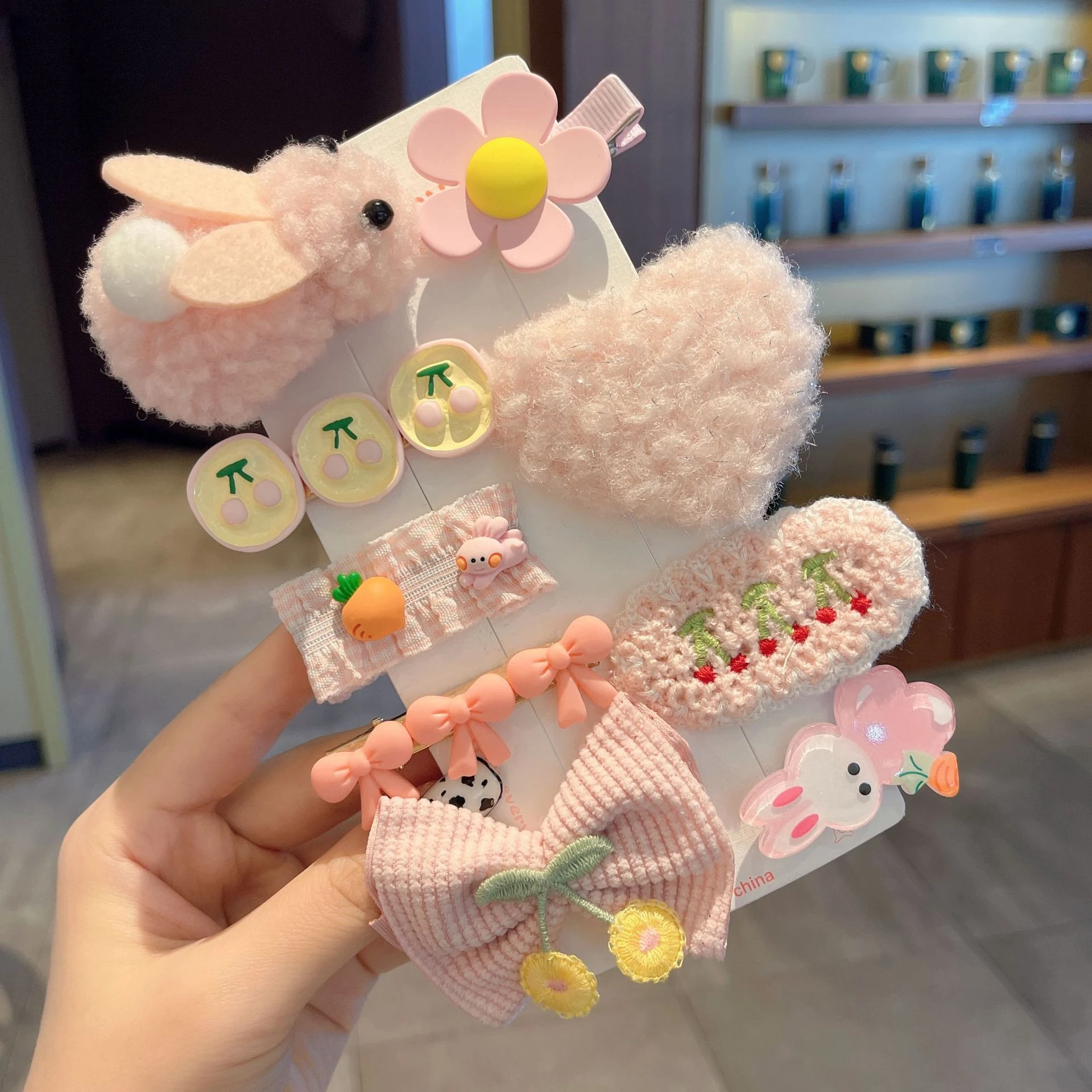 Novas presilhas de pelúcia fofas e doces para crianças, acessórios adoráveis para o cabelo infantil, perfeitas para penteados. — foto 12