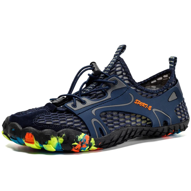 Sport duikschoenen voor koppels, outdoor en strand. Grensoverschrijdende tracking voor sport en duiken. Comfortabel en veelzijdig. — foto 3