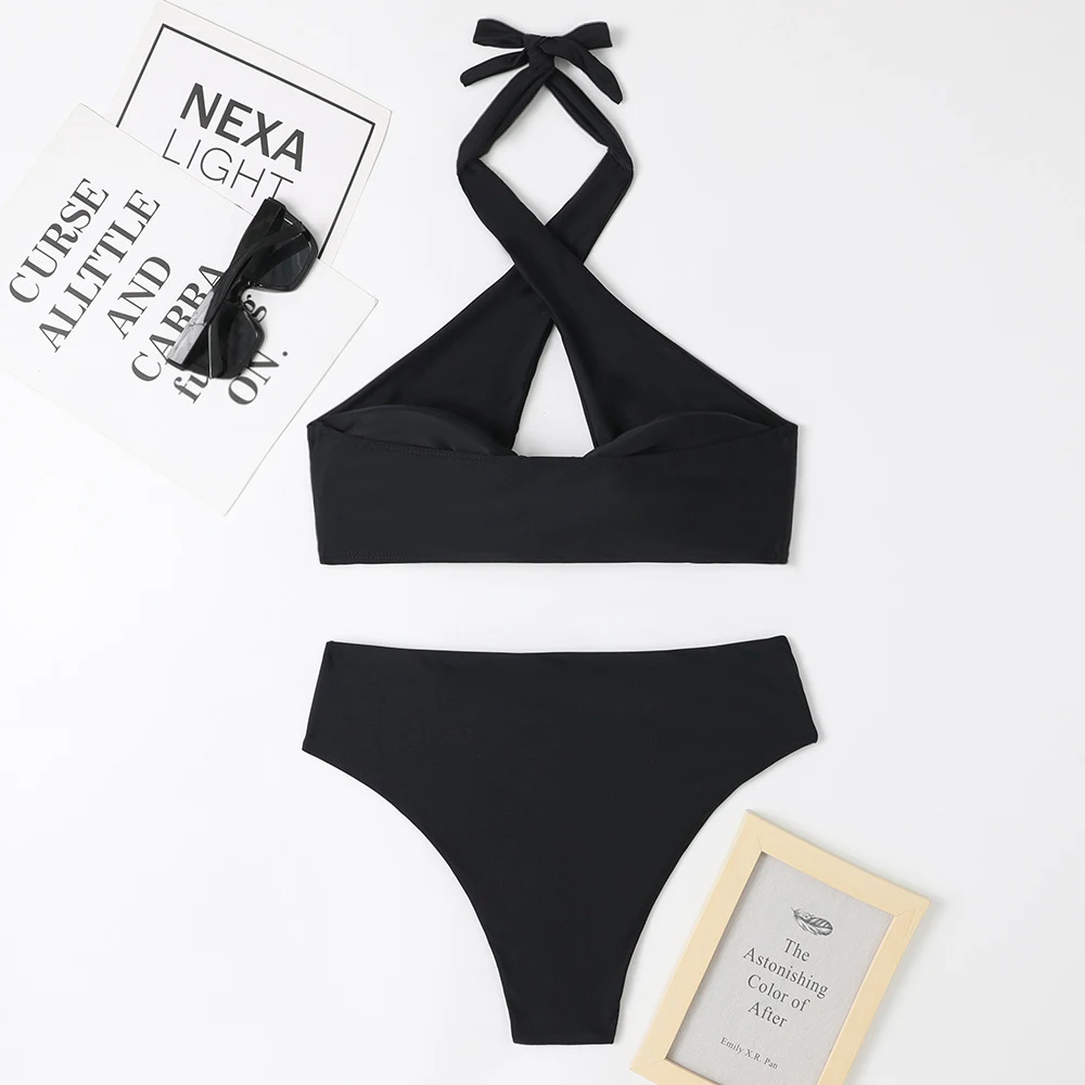 Maiô feminino com cintura alta e corte split, decote halter e costas cruzadas. Ideal para um visual moderno e elegante na praia ou piscina. — foto 6