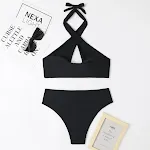 Maiô feminino com cintura alta e corte split, decote halter e costas cruzadas. Ideal para um visual moderno e elegante na praia ou piscina. — foto 6