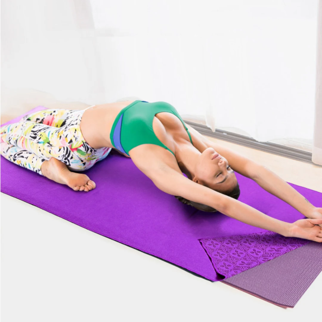 Title 5, Evde kaymaz partiküllü ter emici yoga havlusu. ...
