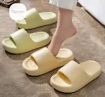 Antislip brood-pantoffels voor binnen en de badkamer. Veilige en comfortabele huisslippers voor dagelijks gebruik. Perfecte pasvorm. — foto 9