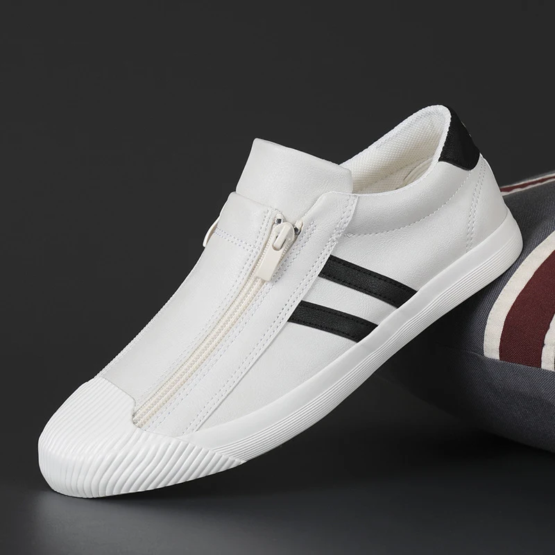 Platte, kleine witte casual sportschoenen. Comfortabel en stijlvol voor dagelijks gebruik en lichte activiteiten. Ideaal voor een casual look en ultiem draagcomfort. — foto 9