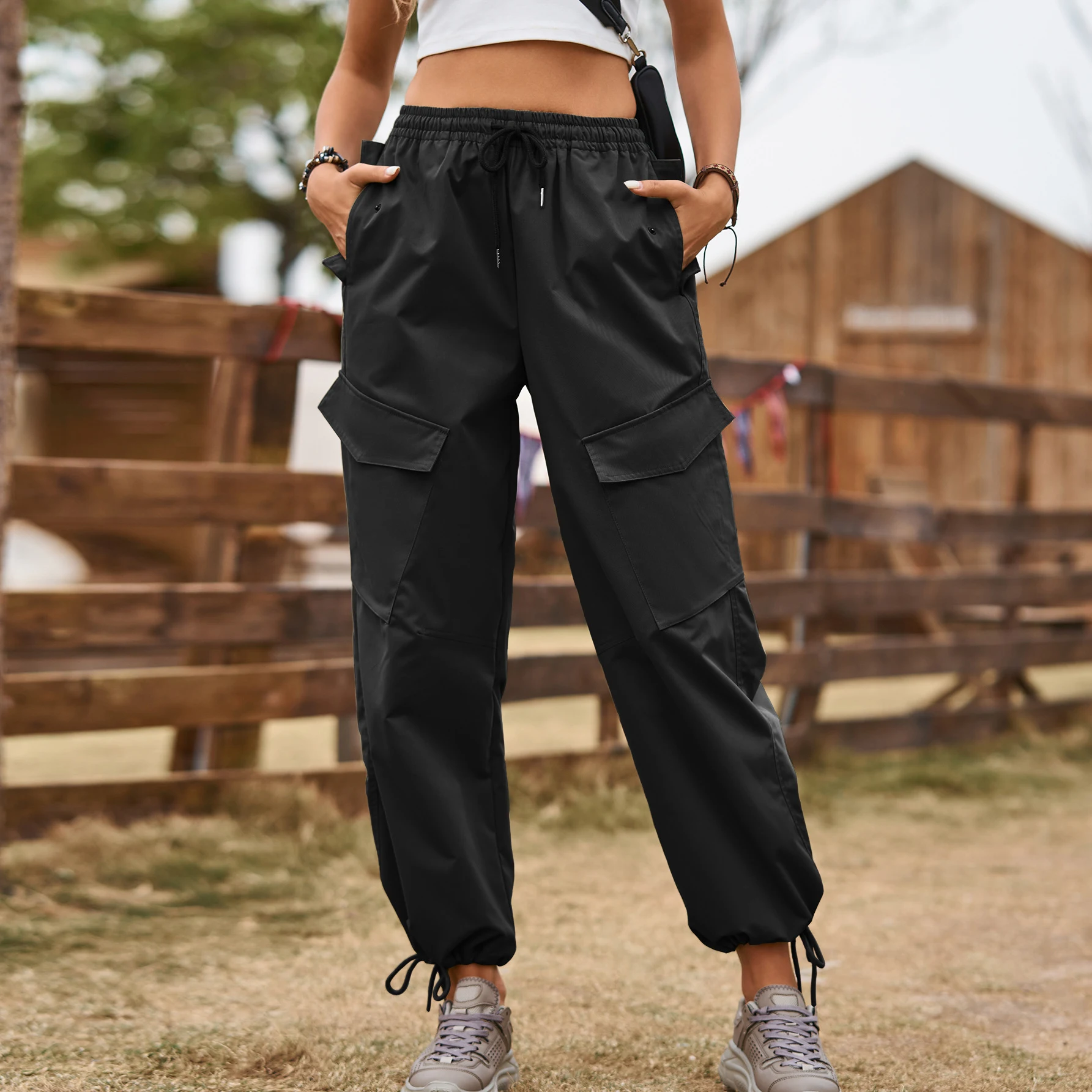 Losvallende streetwear overalls met vetersluiting, elastische taille en verstelbare bretels. Comfortabel en stijlvol voor dagelijks gebruik. — foto 17