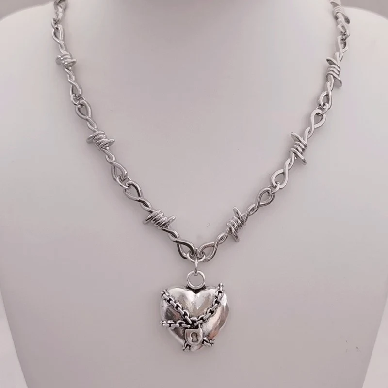 Brincos de Corrente com Barra de Cadeado Punk Rock e Colar. Destaque-se com este conjunto ousado de brincos e colar, ideal para um visual punk e impactante. — foto 1