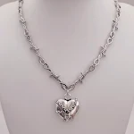 Brincos de Corrente com Barra de Cadeado Punk Rock e Colar. Destaque-se com este conjunto ousado de brincos e colar, ideal para um visual punk e impactante. — foto 1