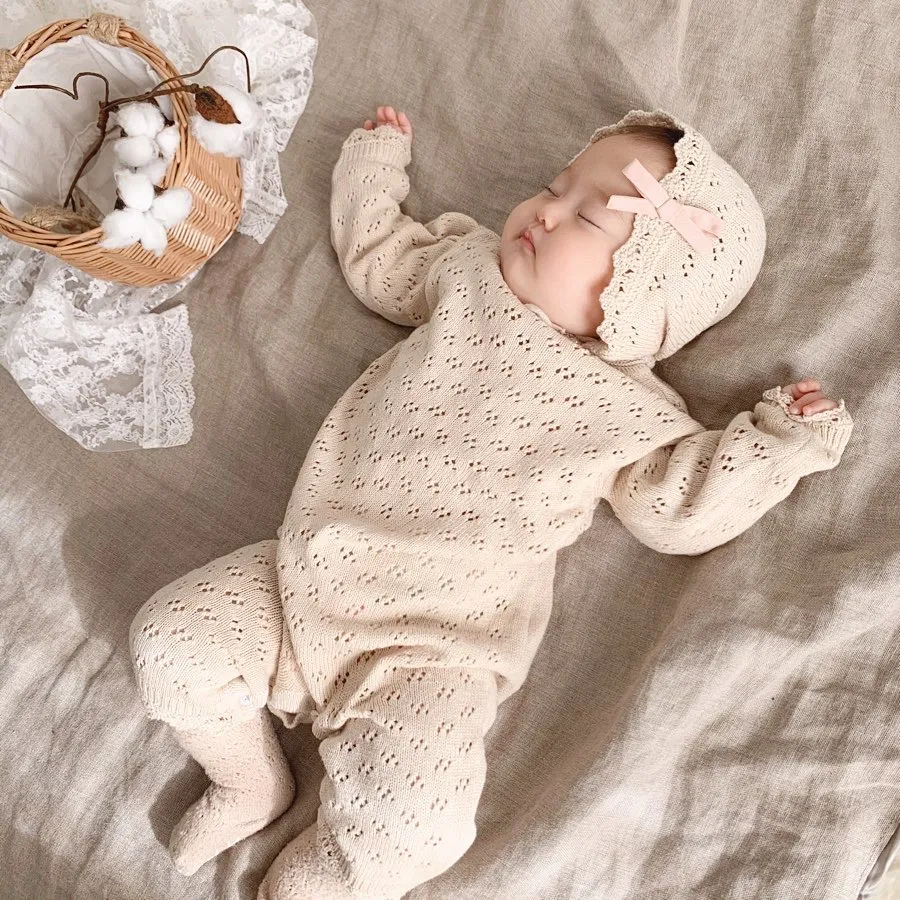 Gestrickter Lochmuster-Jumpsuit für Baby Mädchen mit Spitze, Langarm und Mütze. Bequem und stilvoll, perfekt für Neugeborene. — foto 14