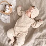 Gestrickter Lochmuster-Jumpsuit für Baby Mädchen mit Spitze, Langarm und Mütze. Bequem und stilvoll, perfekt für Neugeborene. — foto 14