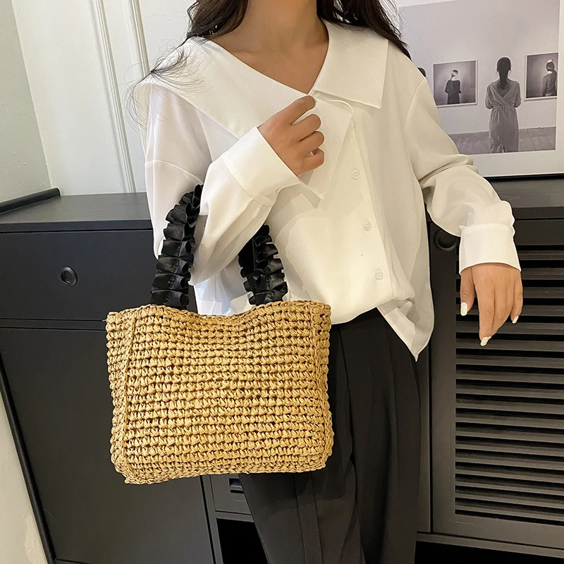 Bolsa de palha artesanal para férias na praia. Leve o charme do litoral com você. Ideal para um look de verão elegante e prático. — foto 1