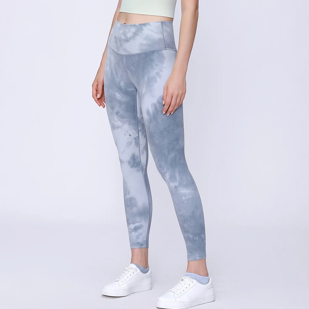 Tie dyed Capri tights for a comfortable and vibrant style. Perfect for yoga, sports or a casual, eye-catching look. — photo 3