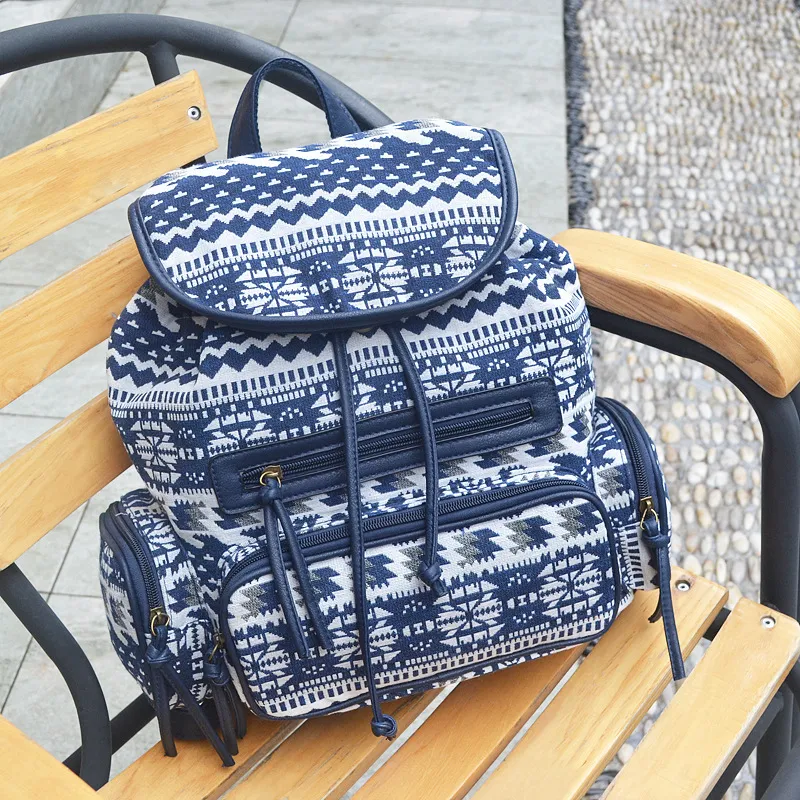 Zaino donna etnico con fiori, borsa in tela. Ideale per l'uso quotidiano, capiente e confortevole, perfetto per trasportare tutto il necessario. — foto 3