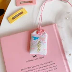 Mishou Pingente Personalizado para Estudantes com Bolsa e Oracao para Celular, um amuleto único e especial para você! — foto 24