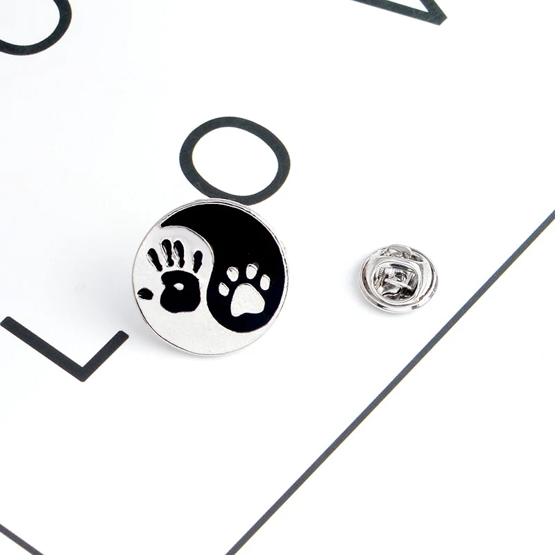 Broche de liga em preto e branco com personalidade criativa. Um acessório de moda charmoso que adiciona um toque artístico e expressa seu estilo pessoal de forma elegante. — foto 1