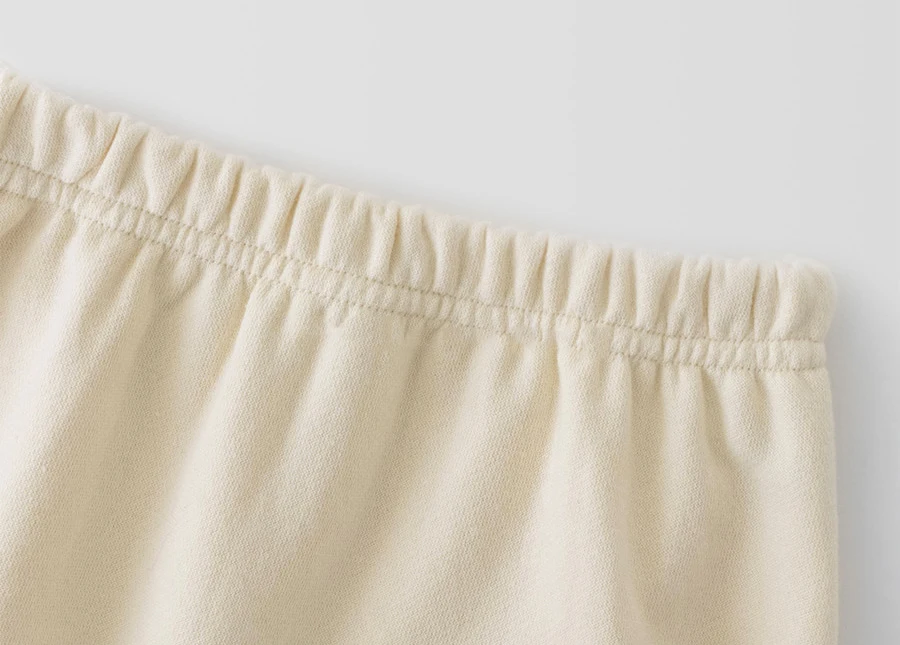 Completo due pezzi di pantaloni harem per neonati e bambini piccoli. Comodi e alla moda per i più piccoli. Perfetti per giocare. — foto 8